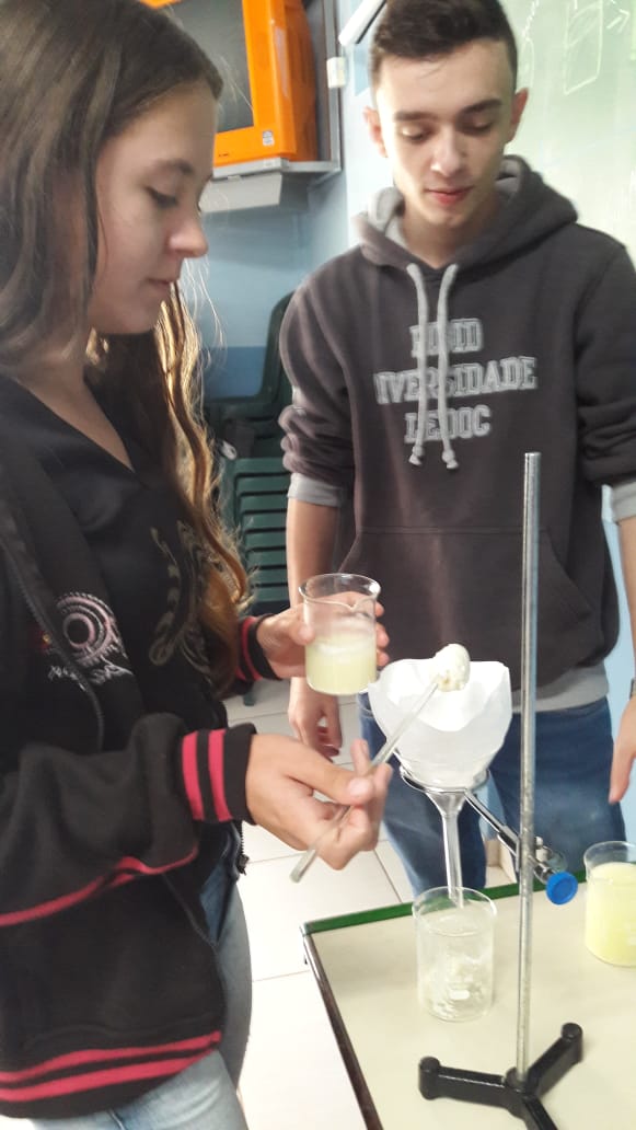 Alunos do 2º ano do CE Valmir Nunes realizam prática laboratorial nas aulas de Química