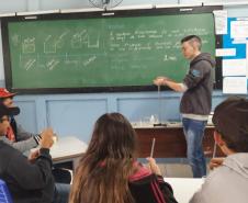 Alunos do 2º ano do CE Valmir Nunes realizam prática laboratorial nas aulas de Química