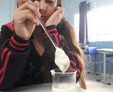 Alunos do 2º ano do CE Valmir Nunes realizam prática laboratorial nas aulas de Química