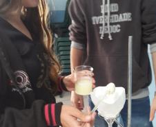 Alunos do 2º ano do CE Valmir Nunes realizam prática laboratorial nas aulas de Química