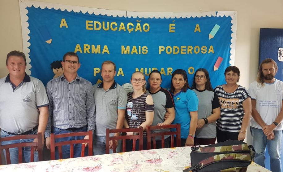 Chefe do NRE visita Escola Municipal de Cantagalo
