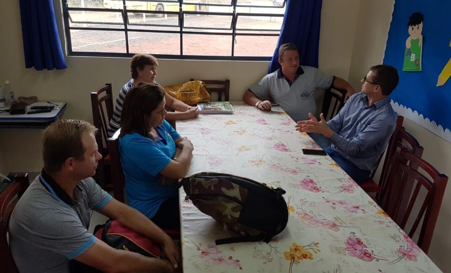 Chefe do NRE visita Escola Municipal de Cantagalo