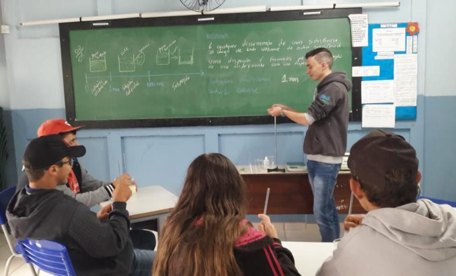 Alunos do 2º ano do CE Valmir Nunes realizam prática laboratorial nas aulas de Química