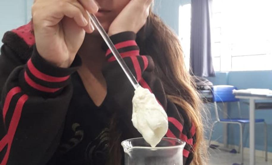 Alunos do 2º ano do CE Valmir Nunes realizam prática laboratorial nas aulas de Química