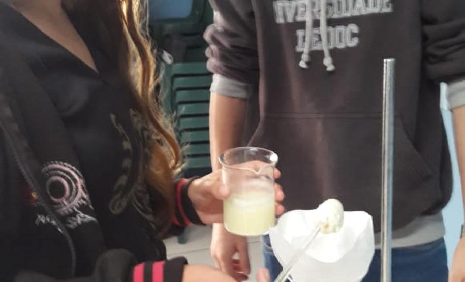 Alunos do 2º ano do CE Valmir Nunes realizam prática laboratorial nas aulas de Química