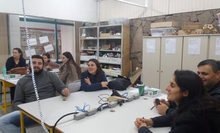 Grupo de profissionais do Núcleo Regional de Educação de Laranjeiras do Sul participam em Curitiba de Oficinas de Aprendizagem Criativa