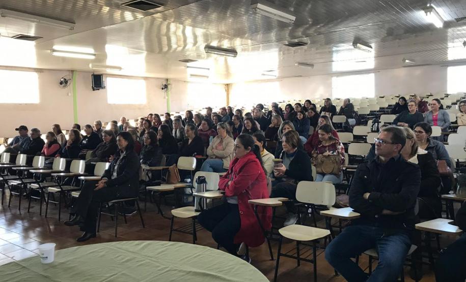 Núcleo Regional de Educação de Laranjeiras do Sul proporciona um dia de formação para os Agentes Educacionais I
