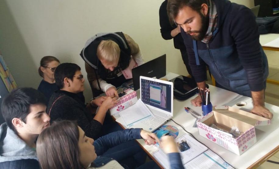 Professores do NRE de Laranjeiras do Sul realizam curso de Arduíno/Robótica em parceria com a UNICENTRO Professores do NRE de Laranjeiras do Sul realizam curso de Arduíno/Robótica em parceria com a UNICENTRO
