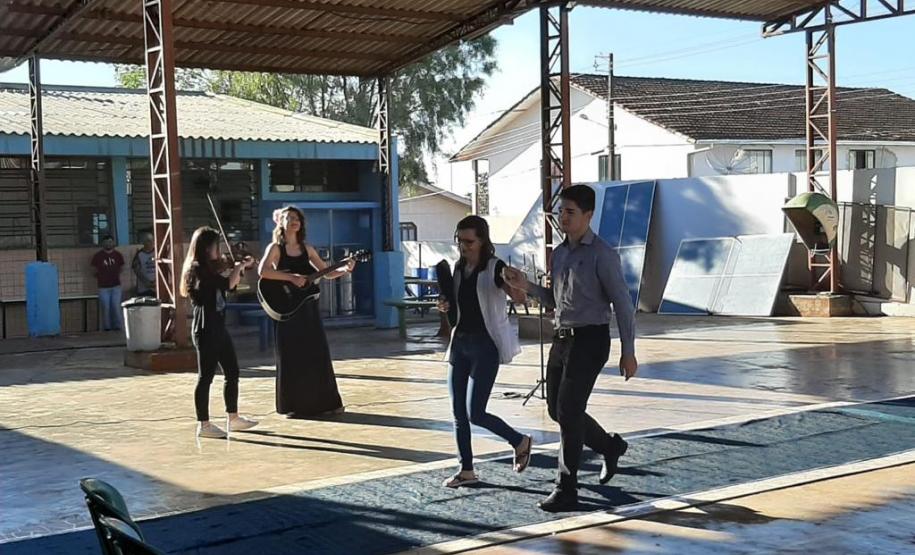 Homenagem ao dia do Professor movimenta Escolas do NRE de Laranjeiras do Sul