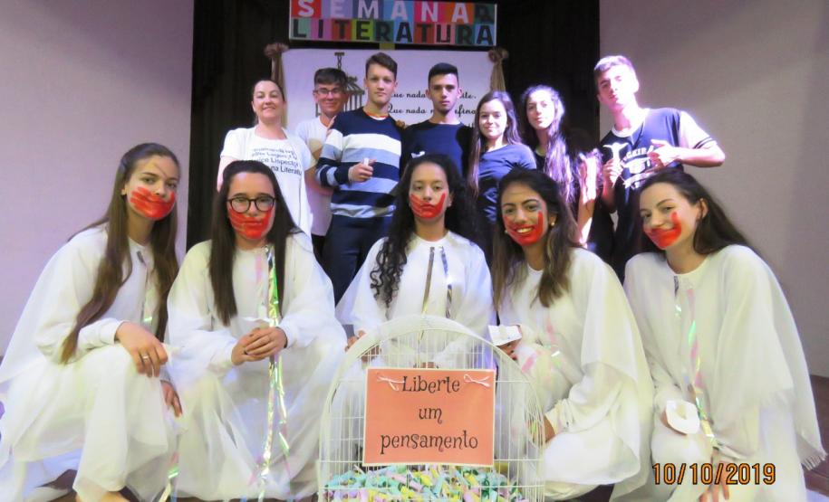 Colégio Laranjeiras realiza Feira Literária Colégio Laranjeiras realiza Feira Literária