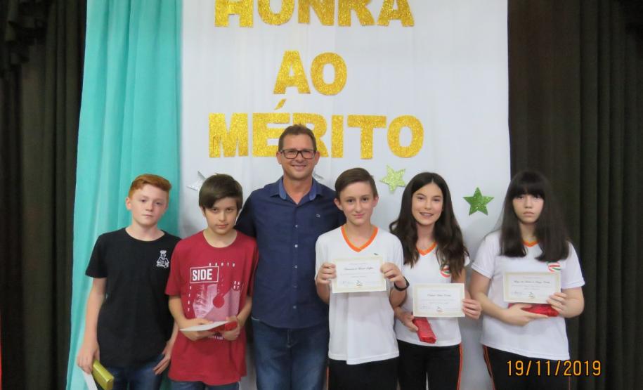 Colégio Laranjeiras homenageia destaques de 2019 Colégio Laranjeiras homenageia destaques de 2019