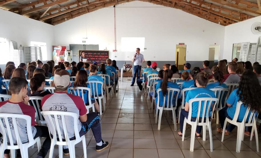 NRE em visita às instituições de Ensino NRE em visita às instituições de Ensino