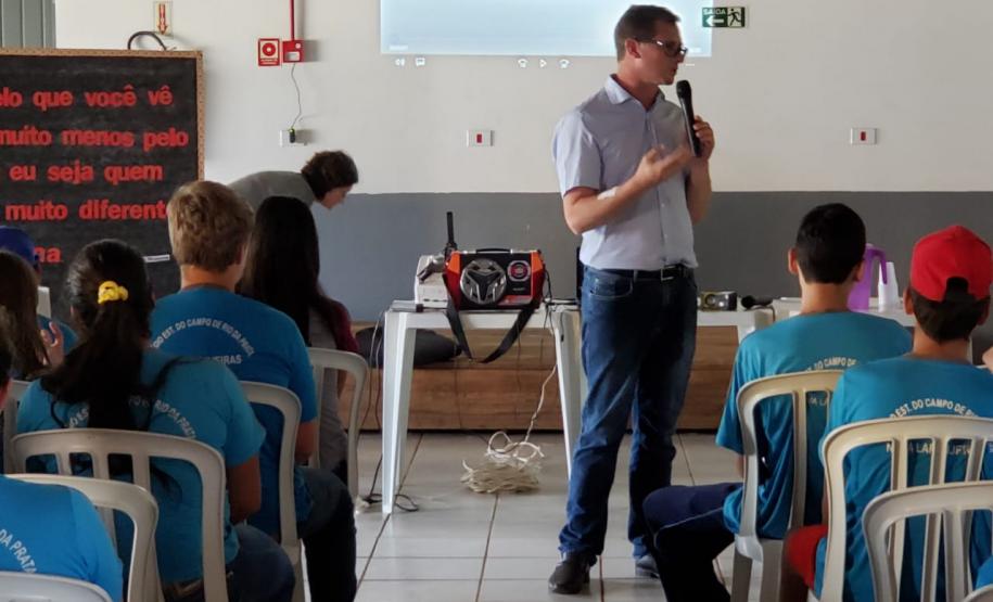 NRE em visita às instituições de Ensino NRE em visita às instituições de Ensino