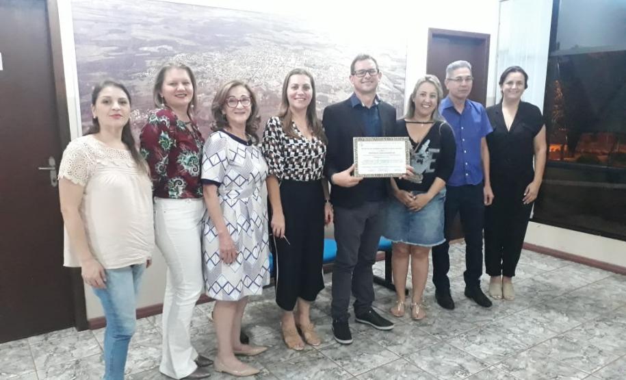 Medalha de Honraria Pedro Alzide Giraldi é concedida ao Chefe do NRE de Laranjeiras do Sul