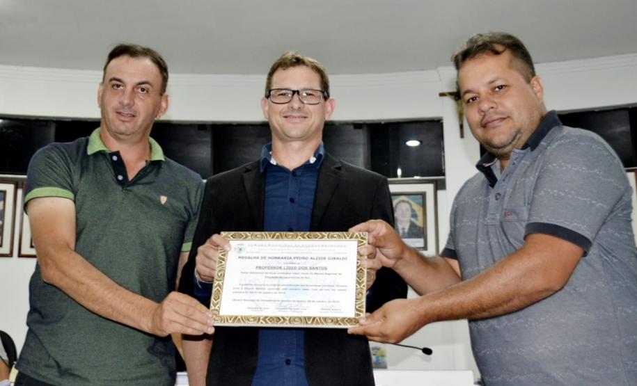Medalha de Honraria Pedro Alzide Giraldi é concedida ao Chefe do NRE de Laranjeiras do Sul