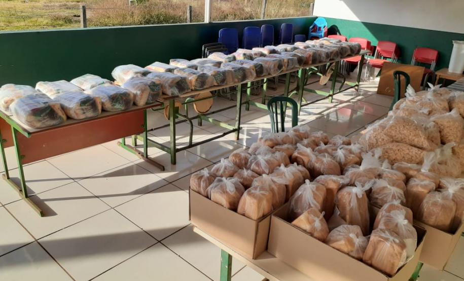 Escolas do NRE de Laranjeiras do Sul realizam mais uma entrega de kits de merenda e materiais impressos